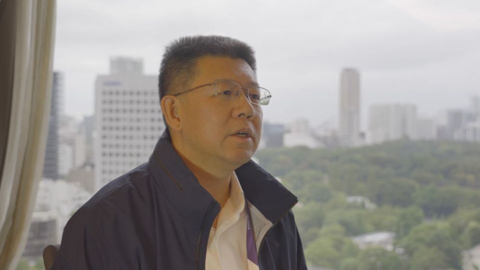 更加突出人