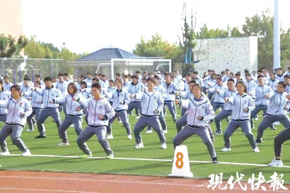 大的心理素, tOKzU, 全面融入学